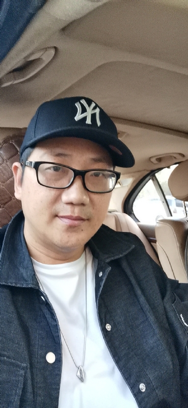 拥抱幸福的第一张照片--浦城相亲网